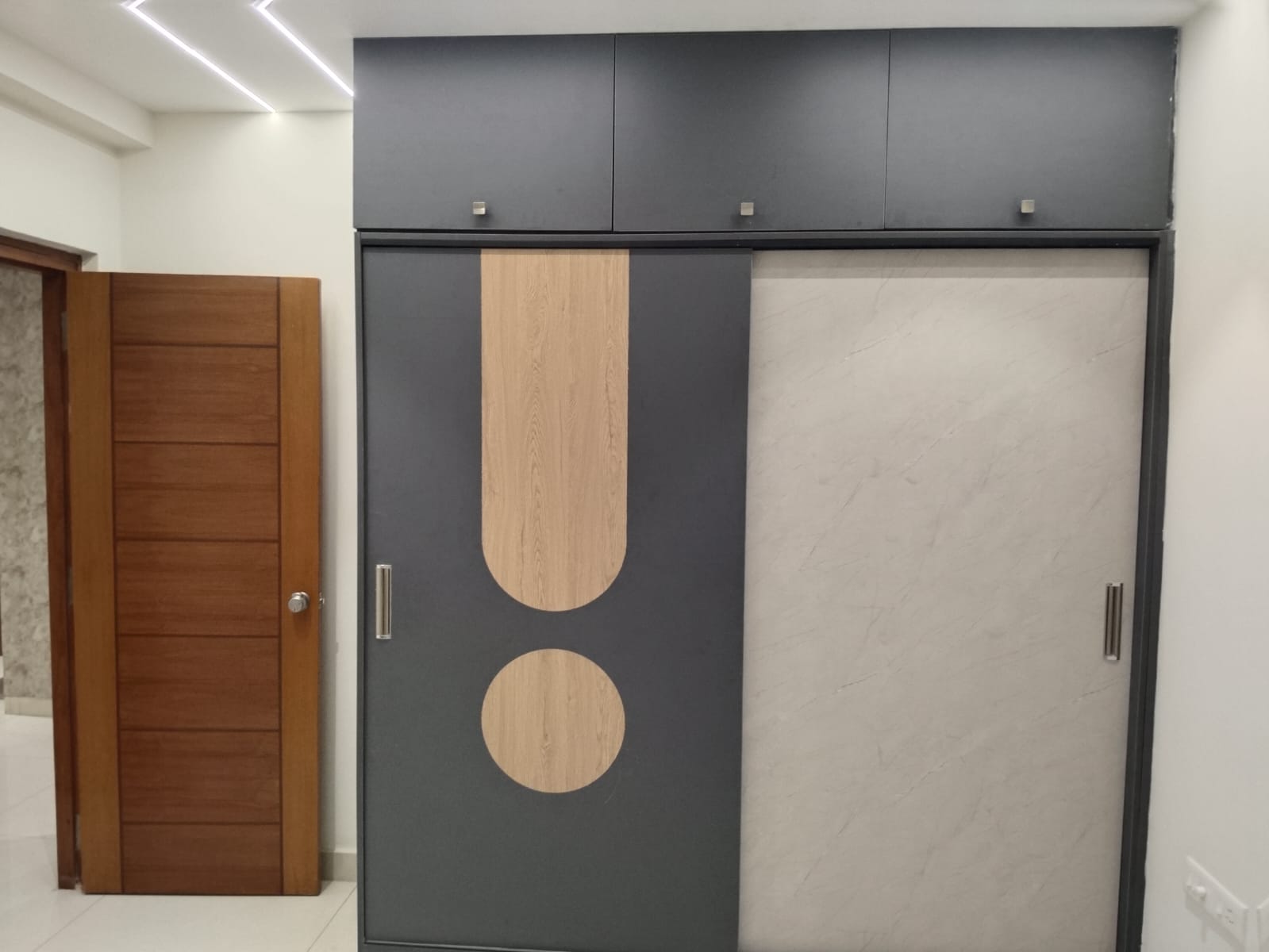 Sliding wardrobe with contrast wood veneer inlay